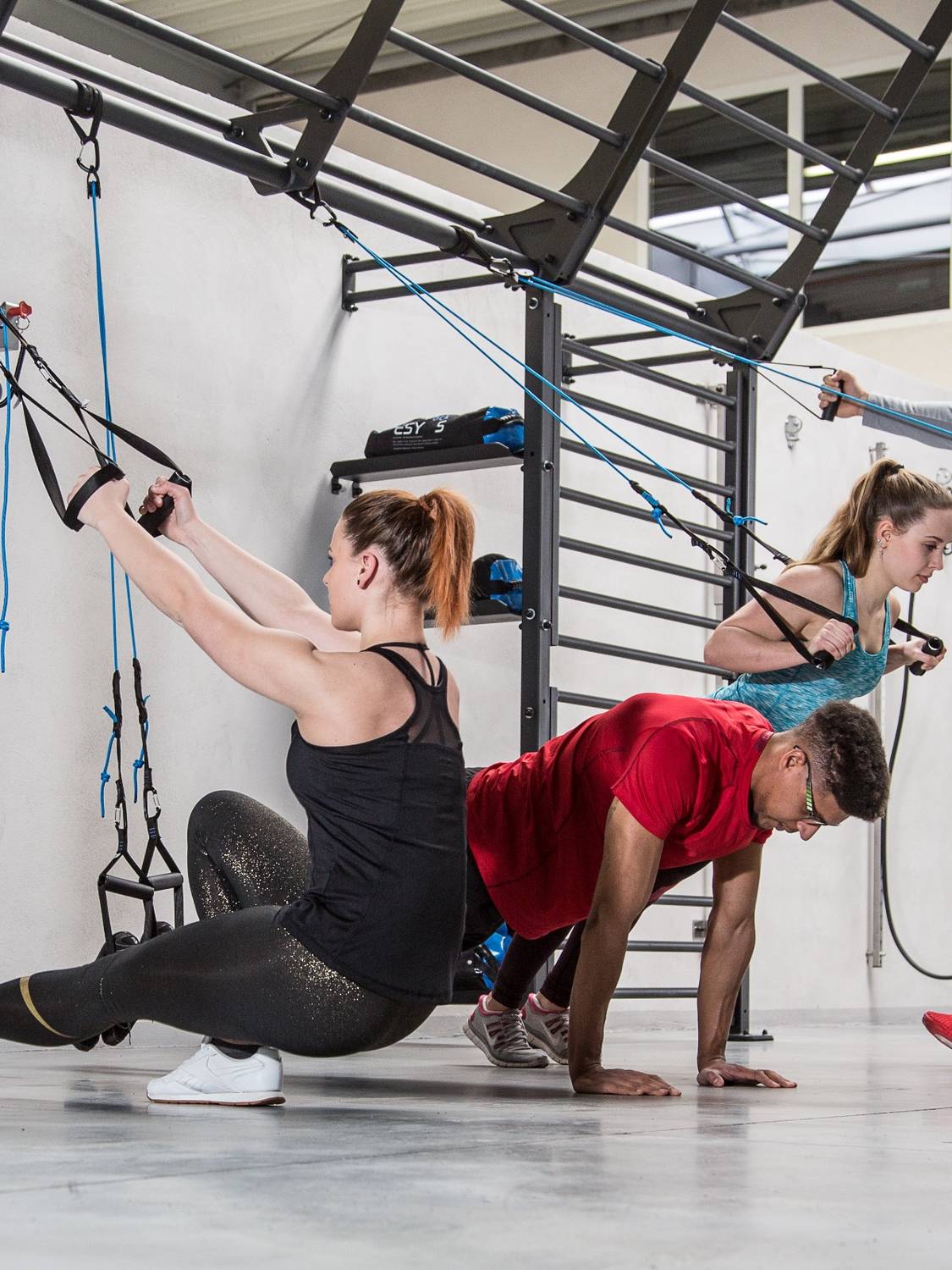 Gruppentraining: Pistol Squat und Chest Press am aeroSling plus Liegestütz auf dem Gymboden