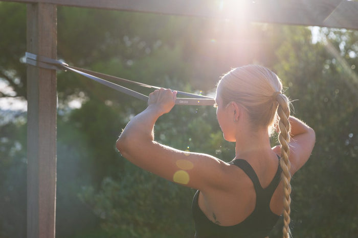 Face pulls med strikk: oppsett, teknikk og sunnere skuldre