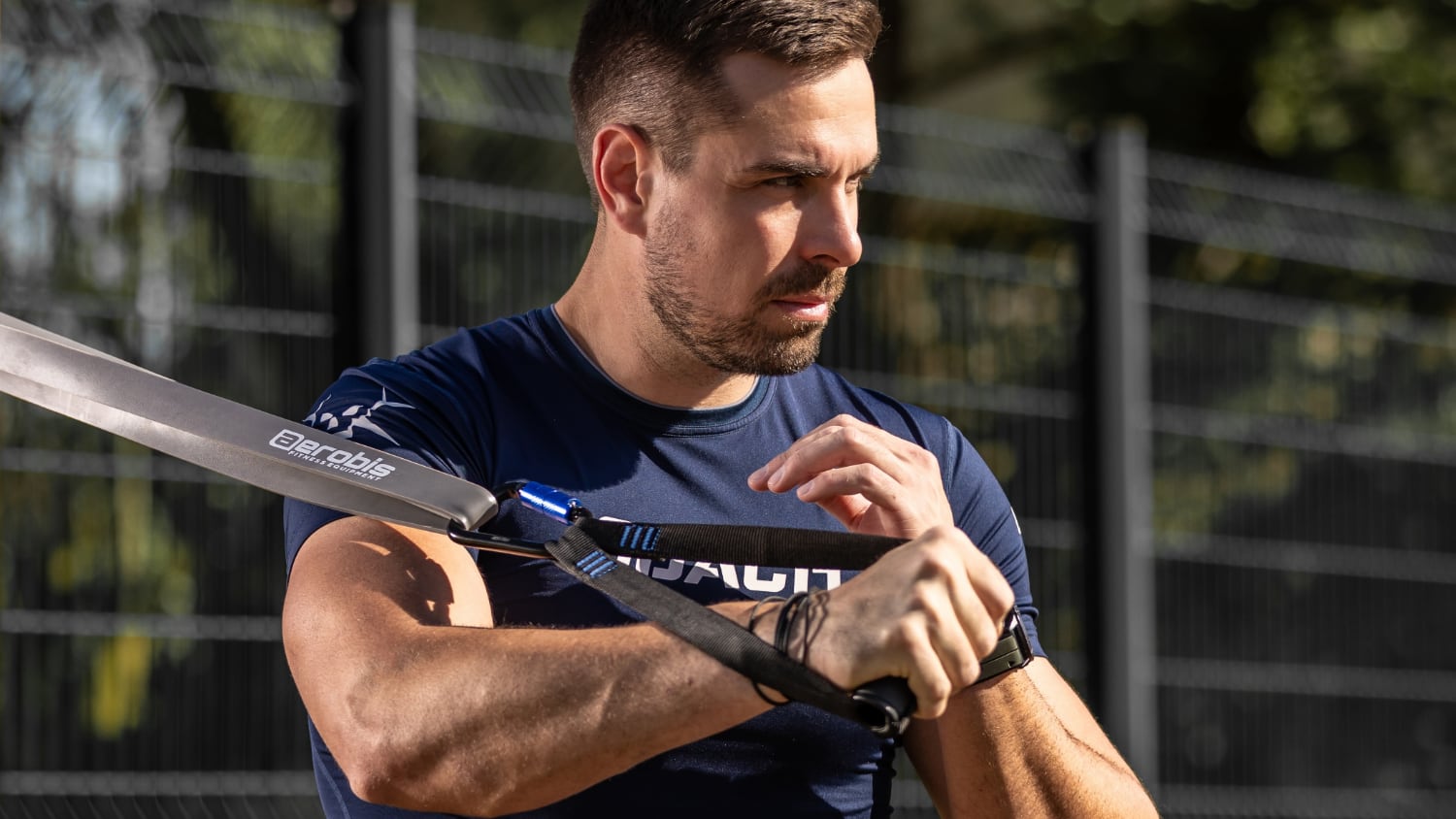 Männlicher Sportler beim Training mit dem Powerband Trainer