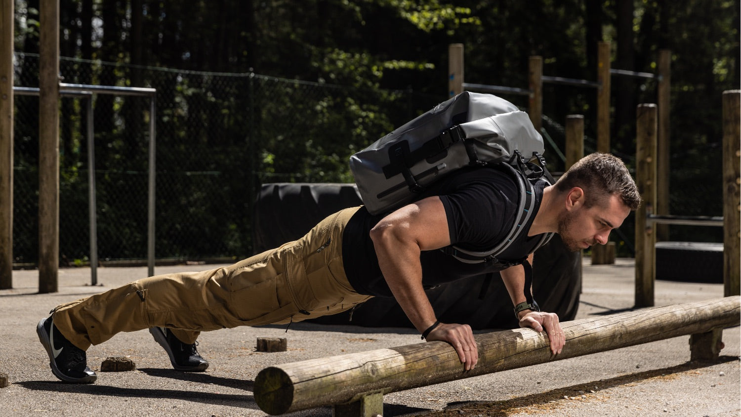 Ein Sportler macht Liegestütze mit dem Körpergewicht und dem zusätzlichen Gewicht unseres Fitness-Rucksacks